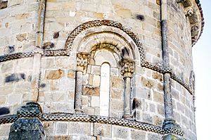 Archivo:Detalle del ábside de la iglesia de iglesia de San Facundo y San Primitivo de Silió