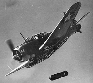 Archivo:Douglas SBD Dauntless dropping a bomb, circa in 1942