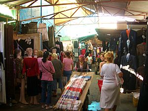 Archivo:E7919-Dordoy-Bazaar-clothing
