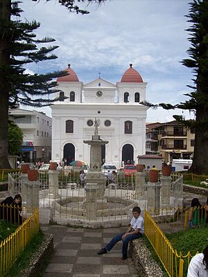 Archivo:El Santuario- fuente e iglesia