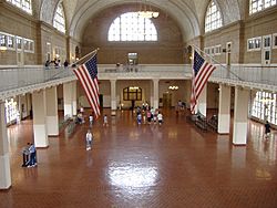 Archivo:Ellis Island Hall Interior