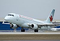 Archivo:Embraer 175 (Air Canada) 091