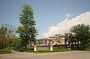 Archivo:Entrance to Pacifico Plaza in Playas del Coco, Guancaste, Costa Rica