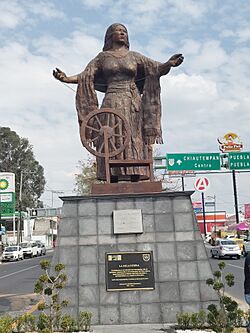 Escultura "La Hilandera" en Chiautempan, Tlaxcala 04.jpg