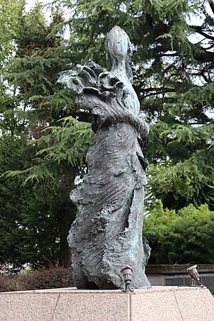 Archivo:Escultura Homenaje a las Cigarreras.001 - A Coruña