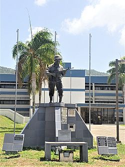 Estatua del soldado puertorriqueño enfrente del Centro Gubernamental en Yabucoa, Puerto Rico.jpg
