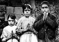 Archivo:Fatima children with rosaries