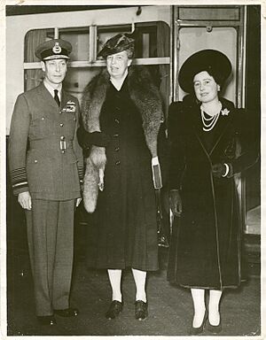 Archivo:First Lady Eleanor Roosevelt with King George VI and Queen Elizabeth - NARA - 5730844