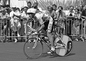 Archivo:GregLeMond.1989 Tour de France st 21.TT-crop (2)