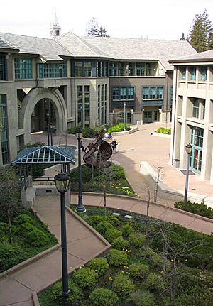 Archivo:Haas School of Business courtyard