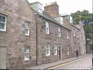 Archivo:High Street in old Aberdeen, Scotland (looking towards the university - 2003)
