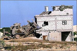 Archivo:IDF-D9-demolishes-Palestinian-structure-01