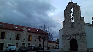 Igrexa e casa consistorial Quintanilla de Onésimo.jpg