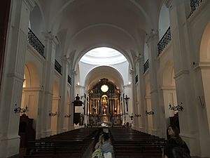 Archivo:Interior de la Iglesia de San Ignacio hacia el altar