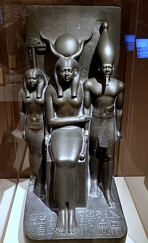 Archivo:King Menkaure and two goddesses, plaster cast of original in Museum of Fine Arts, Boston, Egypt, Giza, Valley Temple of Menkaure, Dynasty 4, c. 2490-2472 BC - Harvard Semitic Museum - Cambridge, MA - DSC06126