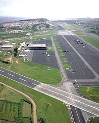 Archivo:Lajes Air Base 1989 DF-ST-89-07752