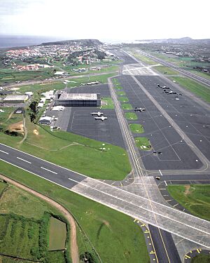 Archivo:Lajes Air Base 1989 DF-ST-89-07752