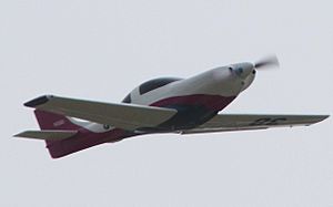 Archivo:Lancair320takeoff