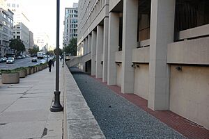 Archivo:Looking east at dry moat along E Street NW - J Edgar Hoover Building - Washington DC - 2012