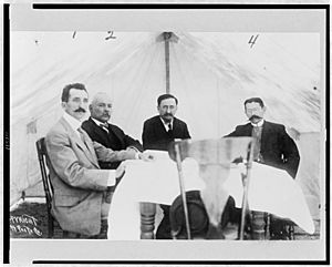 Archivo:Mexican Peace Commissioners José María Pino Suárez, Dr. Vazquez Gomez, Francisco I. Madero, and Judge Carbajal seated around table, during the Mexican Peace Commission at Ciudad Juarez, LCCN97508873