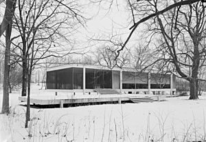 Archivo:Mies van der Rohe photo Farnsworth House Plano USA 1
