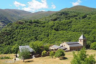 Monasterio de San Pedro de Montes en verano.jpg