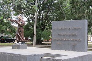 Archivo:Monumento a fray Luis Bolaños, fundador de Caazapá