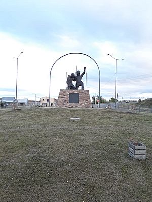 Archivo:Monumento de los 14 mineros