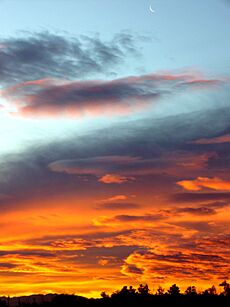 Archivo:Moon in Sunrise Sky 2
