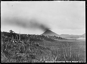 Archivo:Mount Ngauruhoe in eruption, 1909 (21041945793)