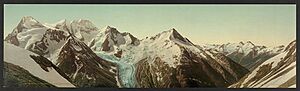 Archivo:MtFoxandMtDawsonfrom AsulkanPass