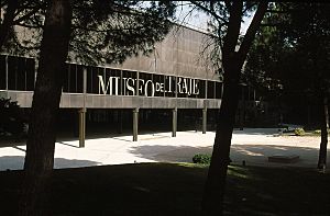 Archivo:Museo del Traje - MTFD034184 - Exposición permanente del Museo del Traje