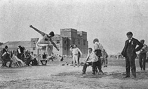 Archivo:Myer Prinstein in action in the long jump during 1904 Summer Olympics