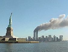 Archivo:National Park Service 9-11 Statue of Liberty and WTC fire
