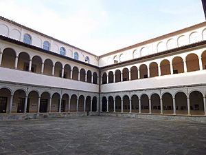 Archivo:Olot - Claustro de antiguo Convento del Carme 3