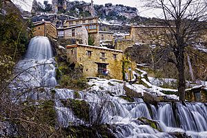 Archivo:Orbaneja del Castillo. Caída de la cascada en el Ebro