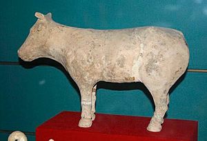 Archivo:Pottery cow, Han Dynasty