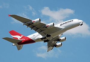 Archivo:Qantas a380 vh-oqa takeoff heathrow arp