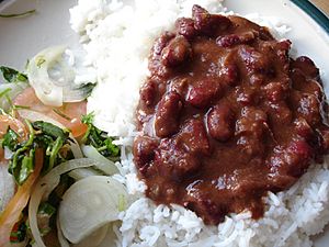 Archivo:Rajma, kidney beans, served with chawal, rice