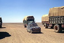 Archivo:Renault 4 et camions irakiens sur la piste Damas-Bagdad en 1970