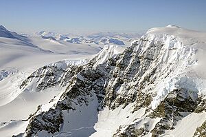 Archivo:Rocky mountain face, Alexander Island (6280674894)