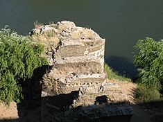 Archivo:Ruine unterhalb von Mértola im Süden Portugals