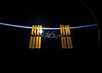 Archivo:STS-119 International Space Station after undocking with earth atmosphere backdrop