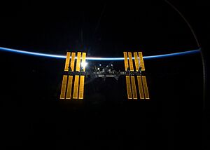Archivo:STS-119 International Space Station after undocking with earth atmosphere backdrop
