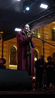Archivo:Salome Zourabichvili addressing the crowd 2024