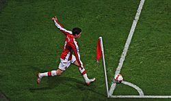 Archivo:Samir Nasri Arsenal corner kick
