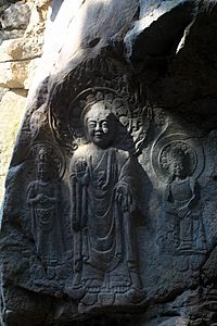 Archivo:Seosan Buddha Triad Carved on the Rock