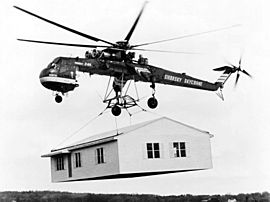 Archivo:Sikorsky Skycrane carrying house bw