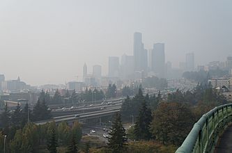 Archivo:Smokey skyline view of Downtown Seattle from Rizal Bridge - Sept 11, 2020