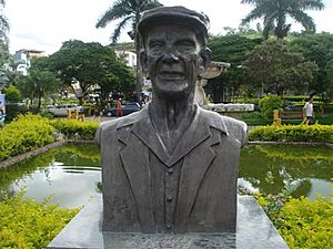 Archivo:Statue de Chico Xavier, ville de Pedro Leopoldo